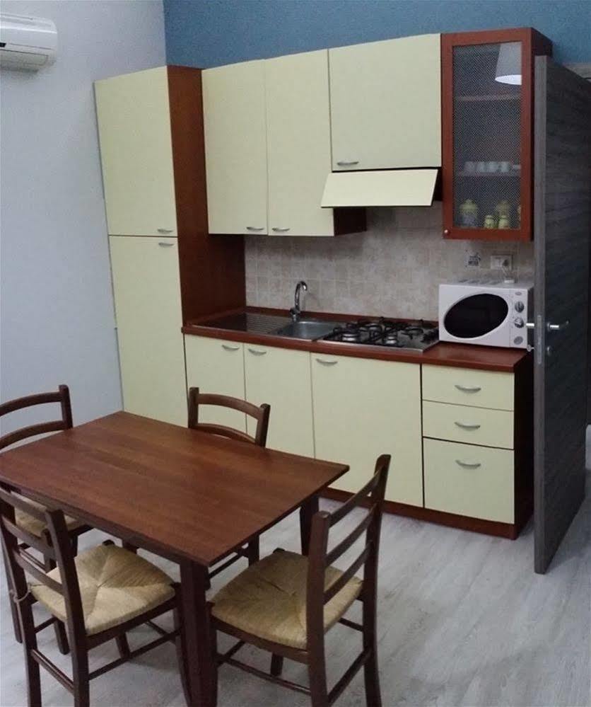 לינה וארוחת בוקר קאסטלמארה דל גולפו Emporium מראה חיצוני תמונה